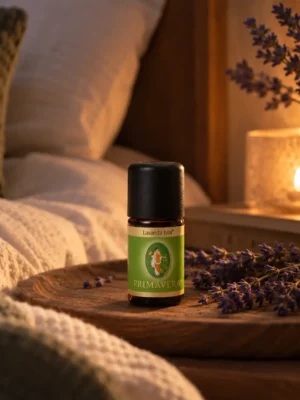 Aceite esencial de Lavanda fina Primavera Life en un ambiente cálido de descanso.