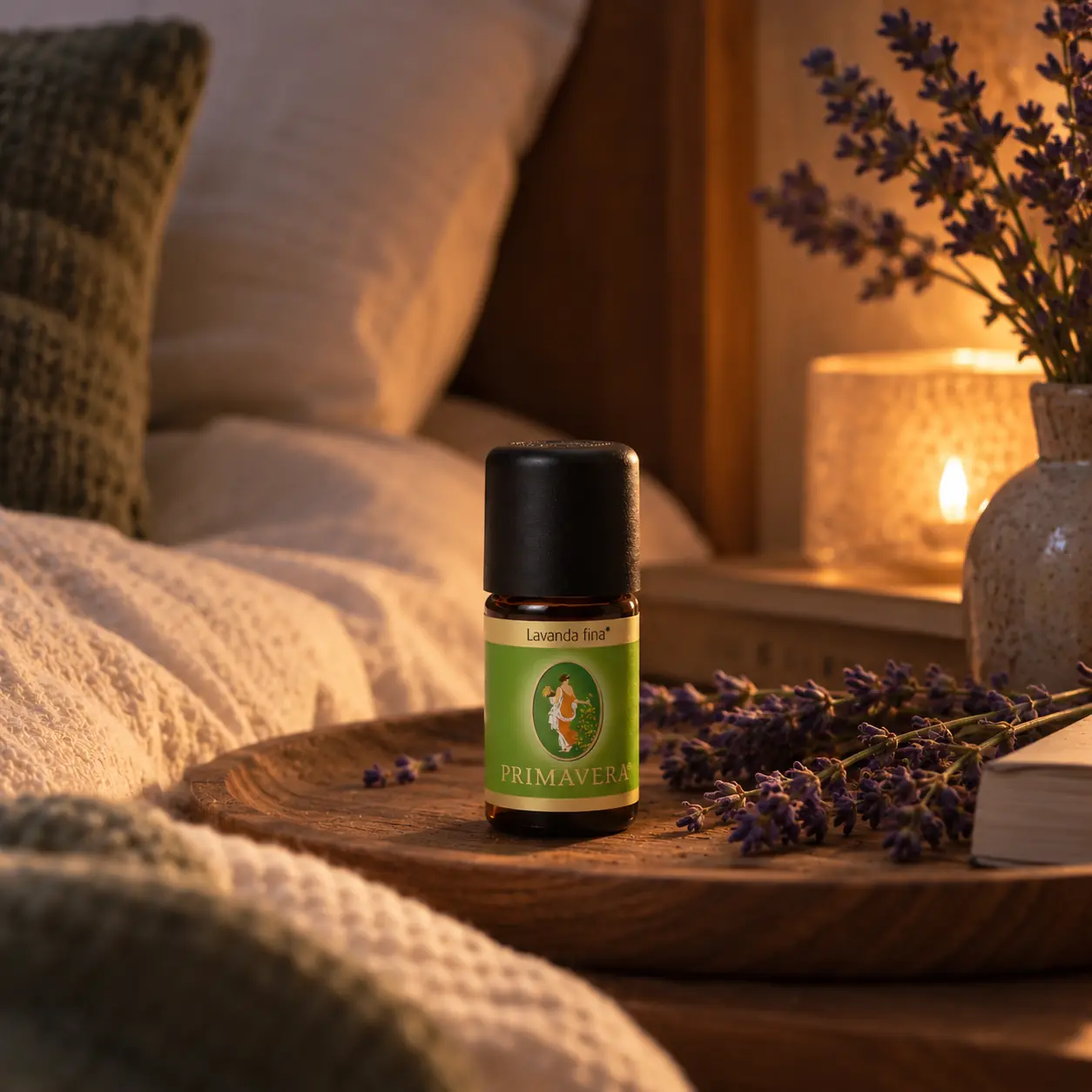 Aceite esencial de Lavanda fina Primavera Life en un ambiente cálido de descanso.