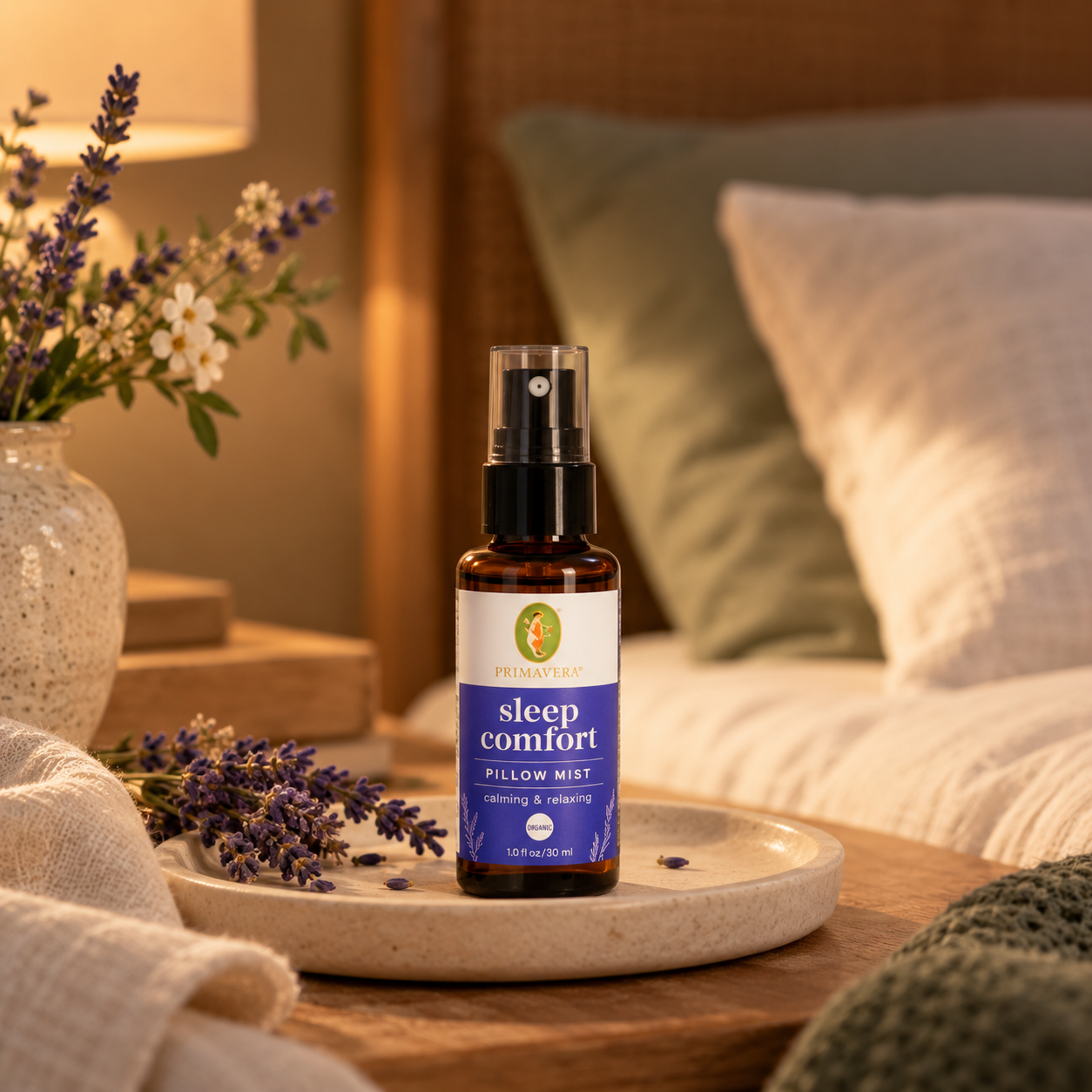 Bienestar para Dormir Brisa 30 ml en un ambiente cálido de descanso junto a la cama.30 ml en un ambiente nocturno de descanso.
