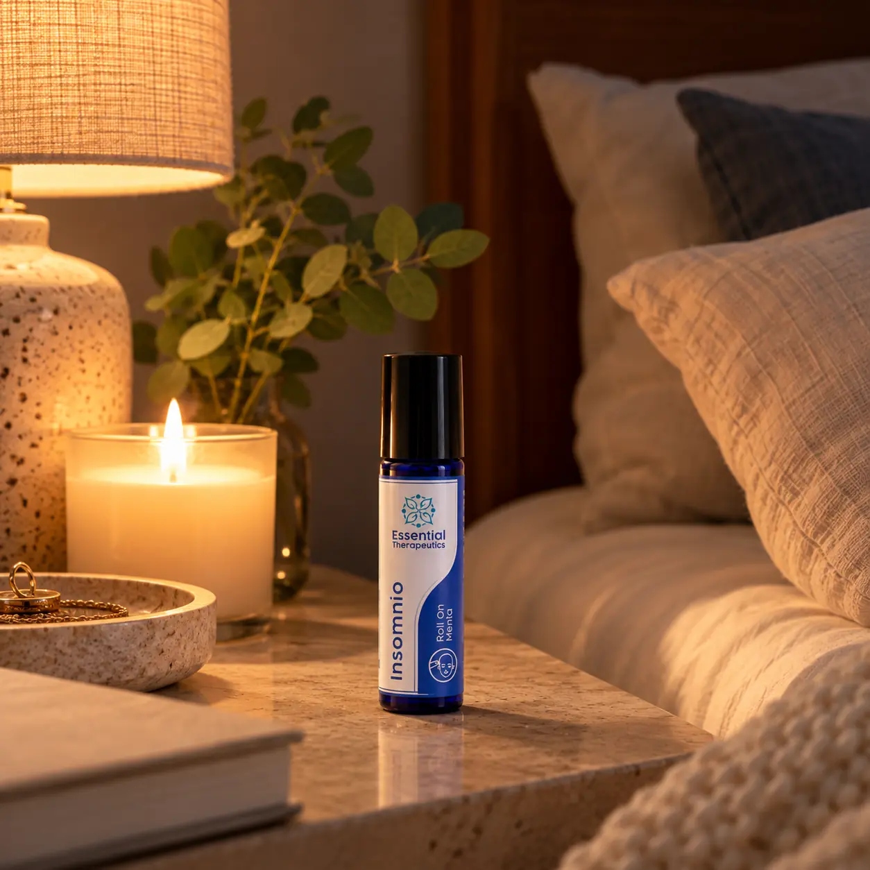 Roll On Insomnio Essential Therapeutics en un ambiente cálido de descanso.