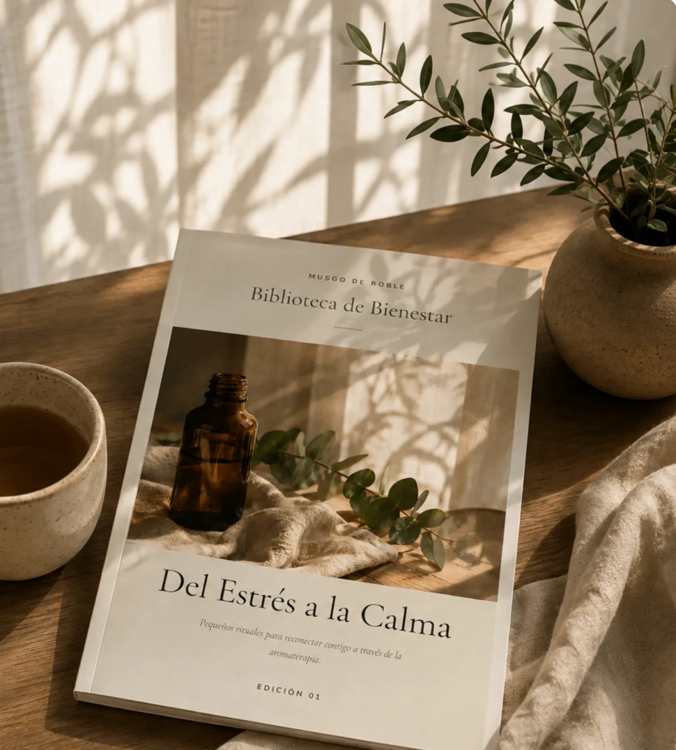 Portada de la Biblioteca de Bienestar Del Estrés a la Calma de Musgo de Roble junto a una taza de té y elementos de aromaterapia.