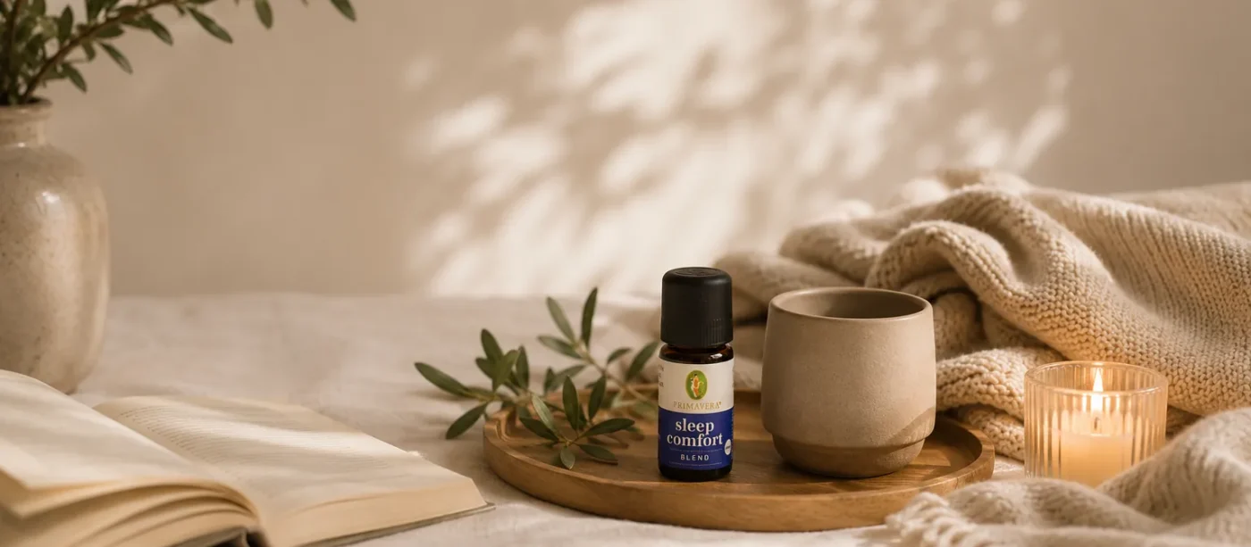 Ritual nocturno de descanso con Sleep Comfort Blend, una taza y un libro en un ambiente cálido y tranquilo.