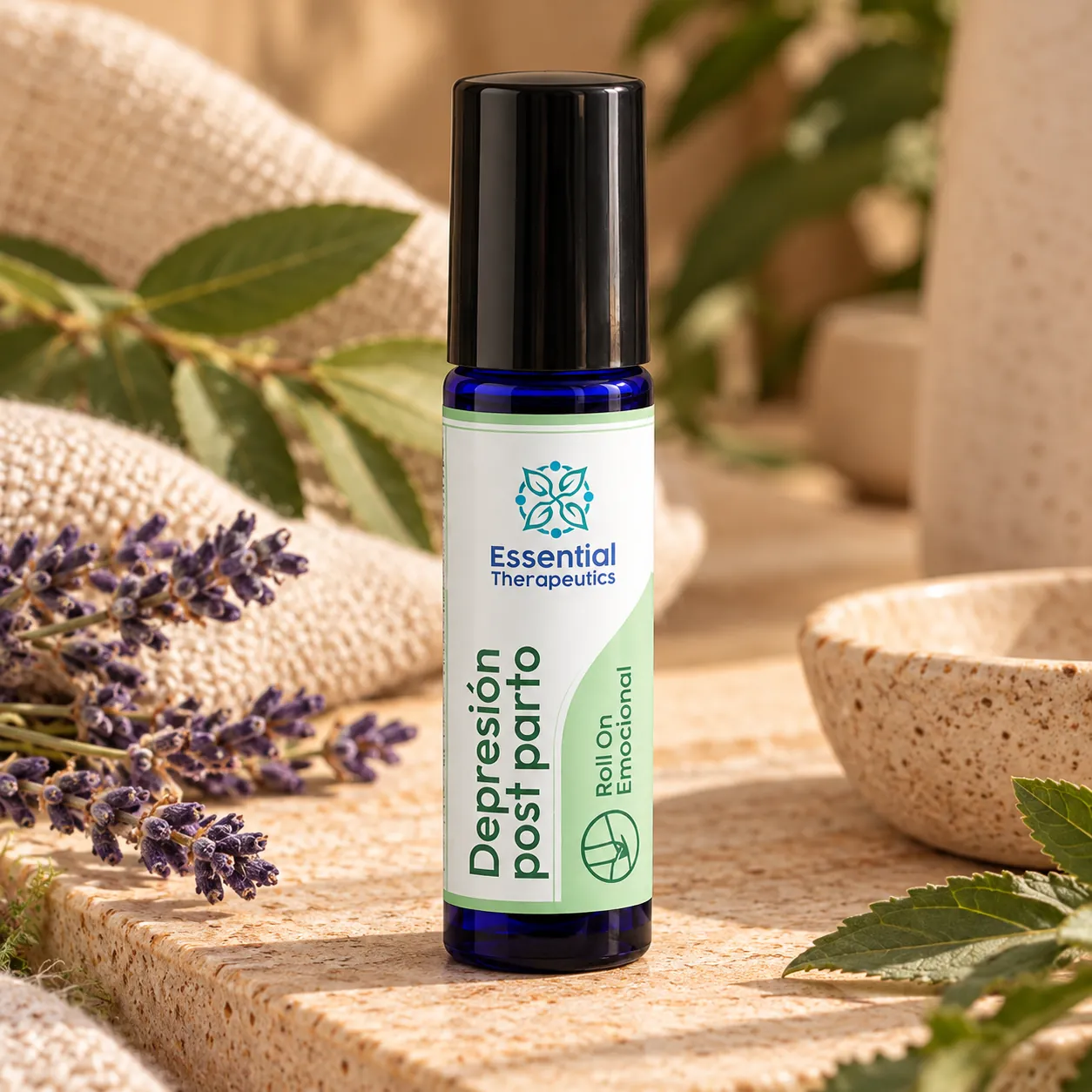 Roll On Emocional Depresión Post Parto de Essential Therapeutics en frasco azul, ambientado con lavanda, hojas verdes y piedra natural.